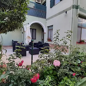Pratza Froria Guest house
